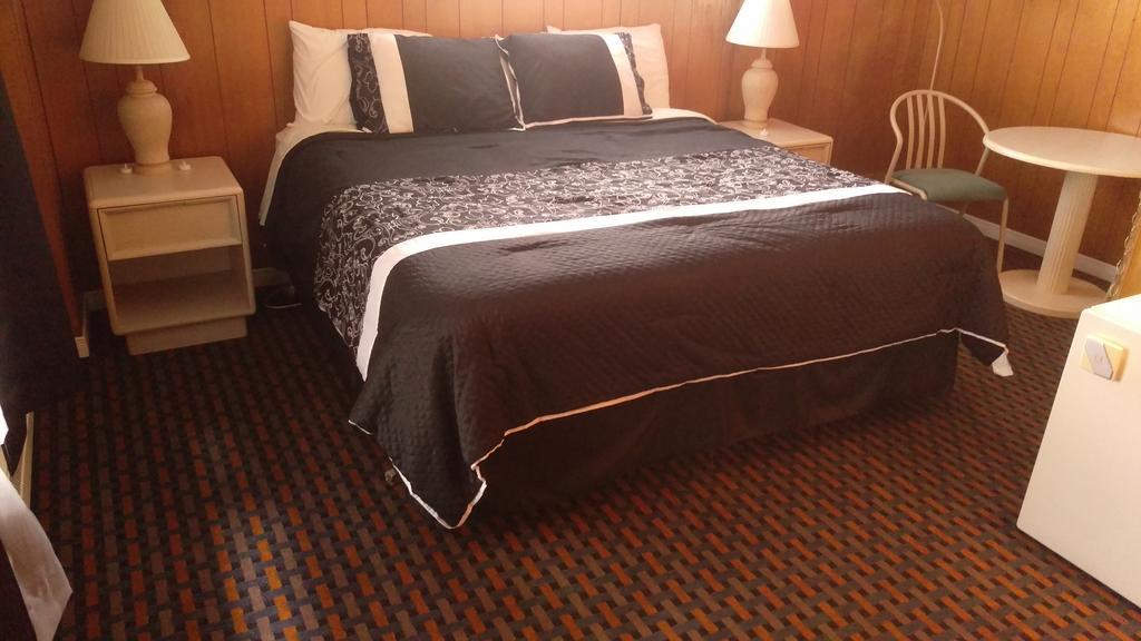 Bay Lake Inn - Frontiersman Motel Latchford Kültér fotó